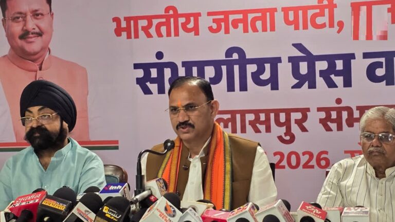 “सिम्स के भ्रष्टाचार पर चुप्पी, योजनाओं पर भाषण”: बिलासपुर में पत्रकारों के सवालों से घिरे स्वास्थ्य मंत्री श्याम बिहारी जायसवाल, विधायक ने संभाला मोर्चा