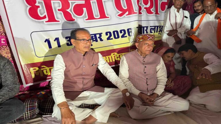 अपनी ही सरकार के खिलाफ धरने पर बैठे केंद्रीय मंत्री शिवराज: कोसमी गांव में आदिवासियों के घर तोड़े जाने पर जताई कड़ी नाराजगी