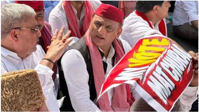 स्वास्थ्य साथ नहीं दे रहा, वरना अभी तोड़ देते बैरिकेडिंग; प्रदर्शन में रोके जाने पर भड़के अखिलेश