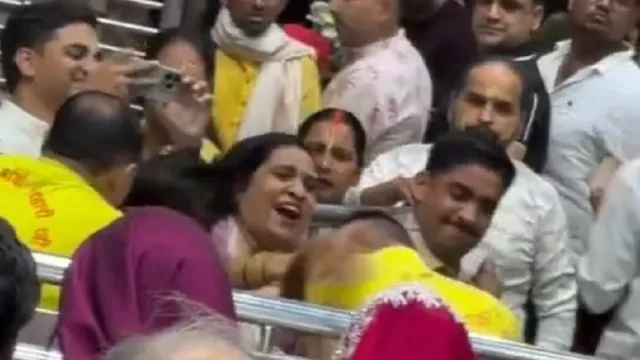 बांके बिहारी मंदिर में दर्शन को लेकर बवाल, श्रद्धालु और सुरक्षाकर्मियों के बीच जमकर मारपीट, वीडियो वायरल